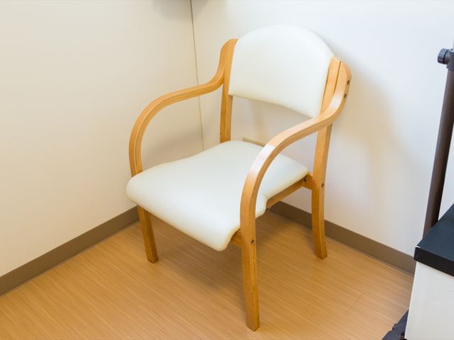 白いクッションの木製椅子 居室 手触りの良い木製フレームと柔らかなクッションを使用した椅子です。安定した座り心地を提供し、日々のひとときを快適に過ごせます。