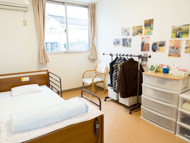 快適な居室の一例 居室 整えられた個室は、個人の荷物で彩られ、個々の好みに合わせた空間づくりが可能です。窓からの自然光が心地よい明るさを提供しています。