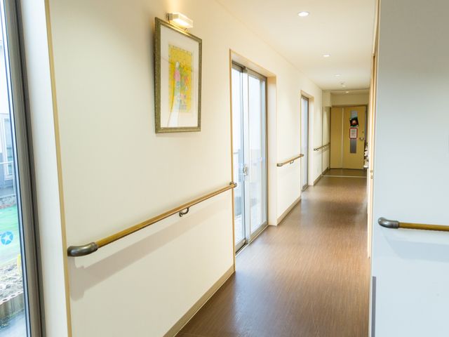 手すり付きの明るい廊下 廊下 明るく落ち着いた雰囲気の廊下には手すりが備えられており、安全に歩行できる環境が整っています。