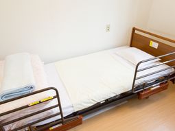 シンプルな居室のベッド