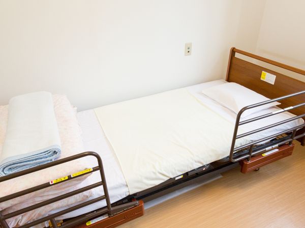 シンプルな居室のベッド