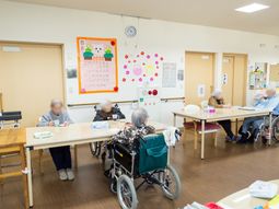 多目的スペースで生活する人々