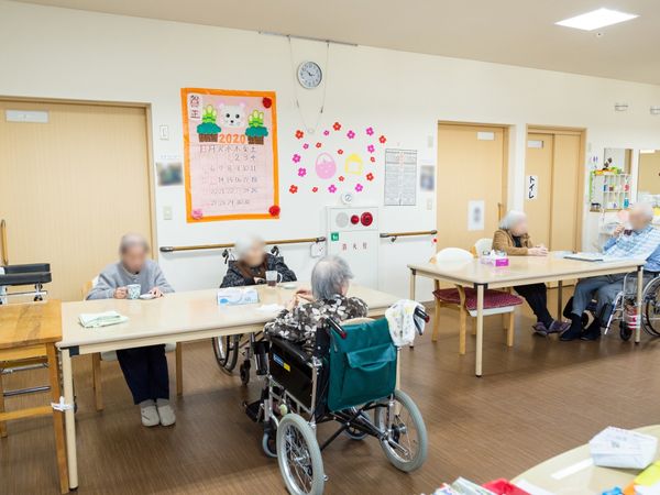 多目的スペースで生活する人々