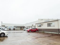 広々とした駐車場のある建物