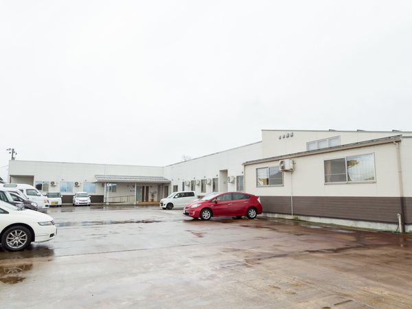 広々とした駐車場のある建物