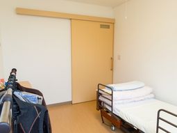 居室のベッドと扉