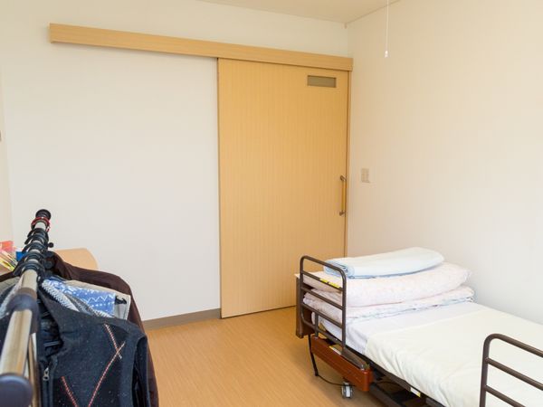 居室のベッドと扉
