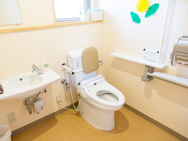 手すり付き清潔なトイレ トイレ 十分な援助が行える設計されたバリアフリーのトイレで、安心してご利用いただけます。手すりや広いスペースがあり、ご高齢の方にも配慮しています。