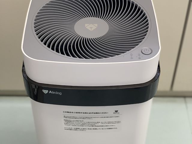 空気清浄機の本体 エアコン   空気をきれいに保つ機器が置かれています。清潔な空間づくりを大切にする職場環境がうかがえます。