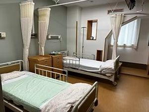 明るい居室のベッド  