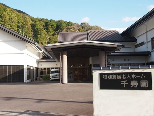 施設の正面玄関の外観  
