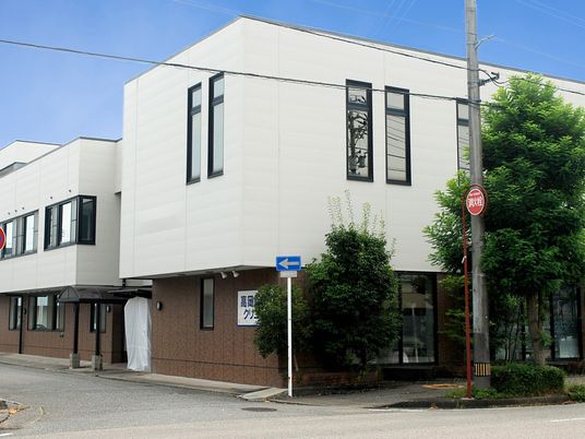 白い外壁の建物外観  