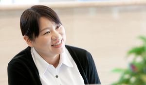 優しく微笑むスタッフ