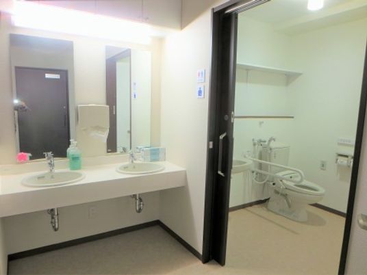 清潔なトイレと洗面台