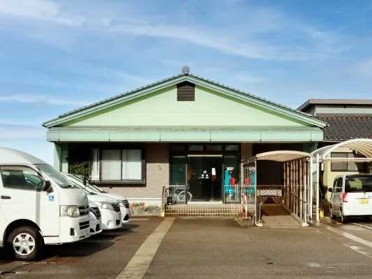 鶴亀荘の外観