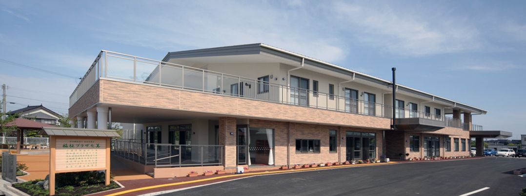 広々とした建物外観