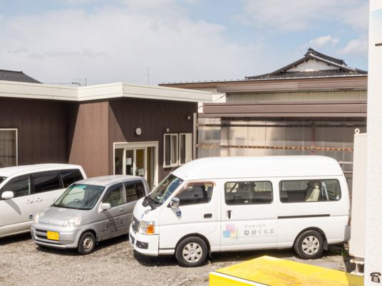 送迎車が並ぶ外観  