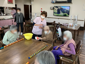 椅子に座る高齢者たち