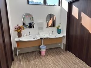 明るい洗面台のある廊下  