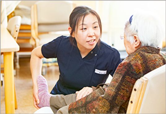 介助をする看護師と利用者