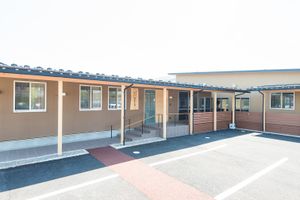 広い駐車場がある建物外観  