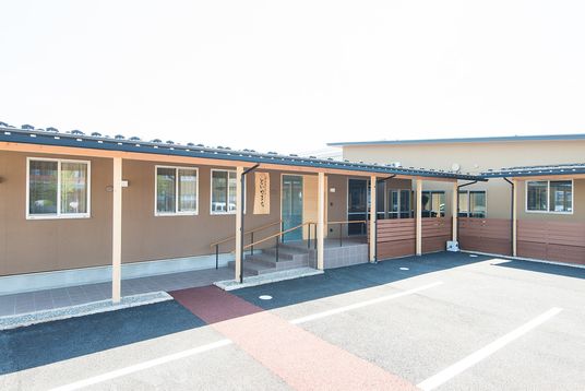 広い駐車場がある建物外観  