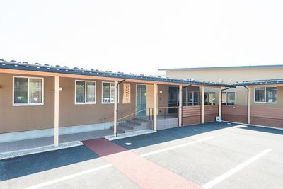 広い駐車場がある建物外観