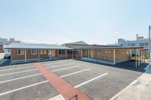 広々とした駐車場外観  