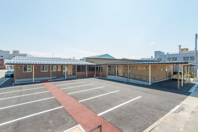 広々とした駐車場外観