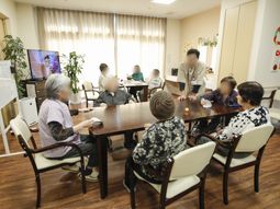 多目的スペースで過ごす人々
