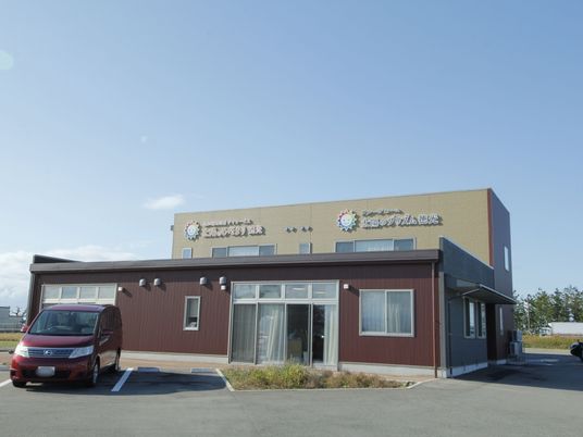 明るい建物の外観