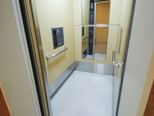 ゴールドのエレベーター