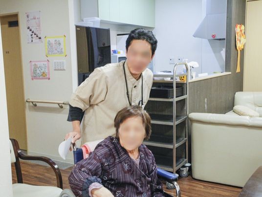 介護スタッフと利用者の様子