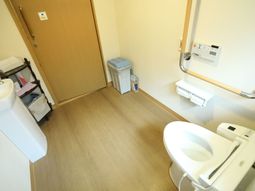 手すり付き清潔なトイレ