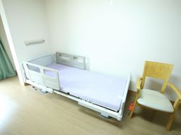 清潔な居室のベッドと椅子