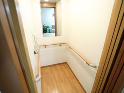 手すり付き明るい廊下