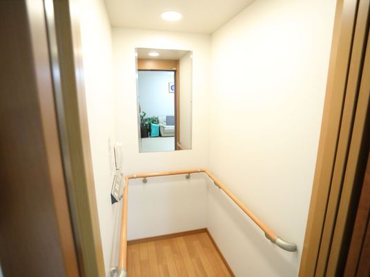 手すり付き廊下