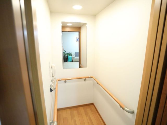 手すり付き廊下