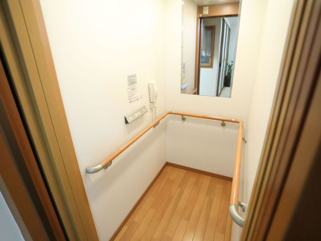 廊下の手すりとインターホン