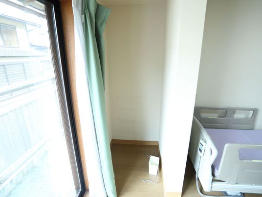 居室の一角と窓