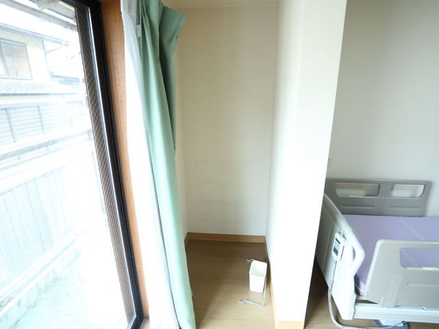 居室の一角と窓
