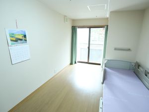 居室のベッドと窓