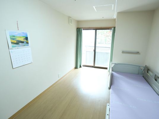 居室のベッドと窓