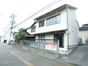 白壁の建物外観