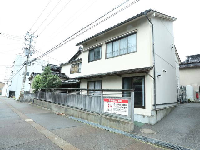 白壁の建物外観