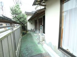 和風の中庭が見える