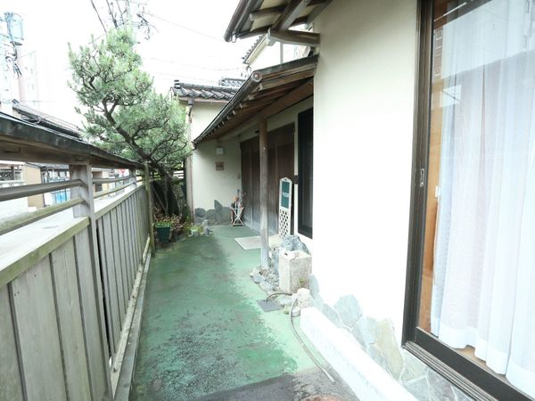 和風の中庭が見える
