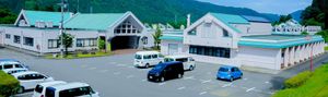 広々とした駐車場と建物外観