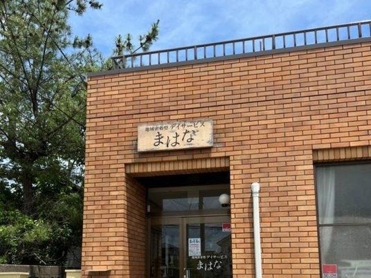レンガ造りの建物の看板