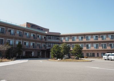 広い駐車場の外観